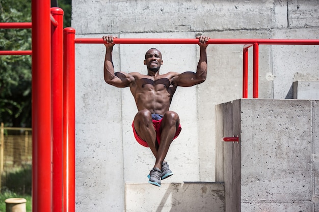 O atleta em forma fazendo exercícios no estádio