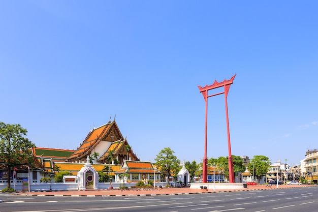 O balanço gigante sao ching cha e templo wat suthat em bangkok tailândia