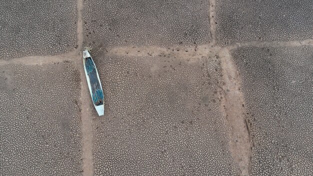 O barco de pesca no chão seco, vista superior