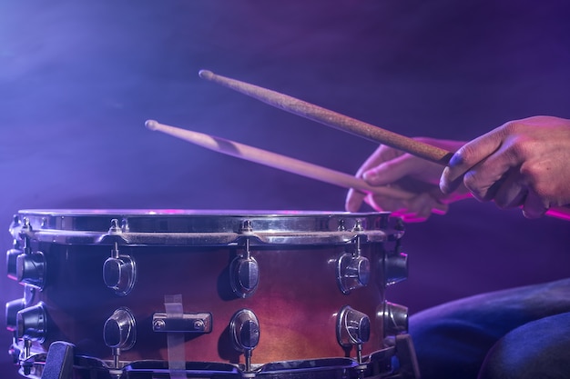 Foto grátis o baterista toca bateria