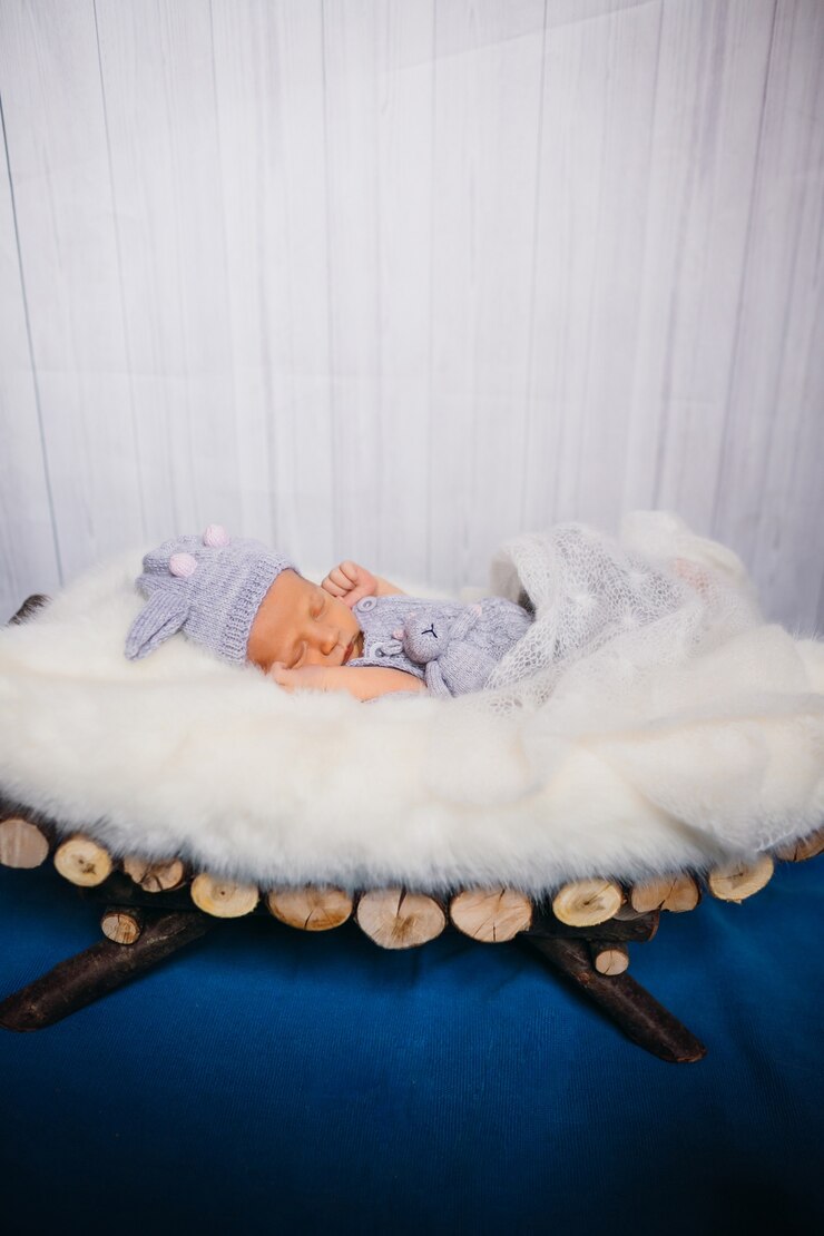 Foto grátis o bebé dorme num travesseiro branco e fofinho.