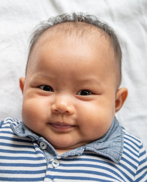 O bebê está sorrindo feliz.