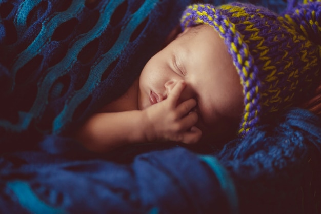 O bebê recém nascido incrível e doce dorme no cesto