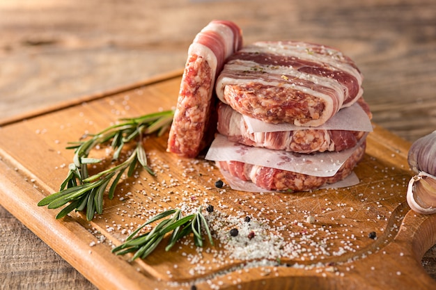 O bife de carne na cozinha