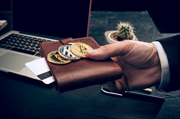 O bitcoin dourado nas mãos do correio