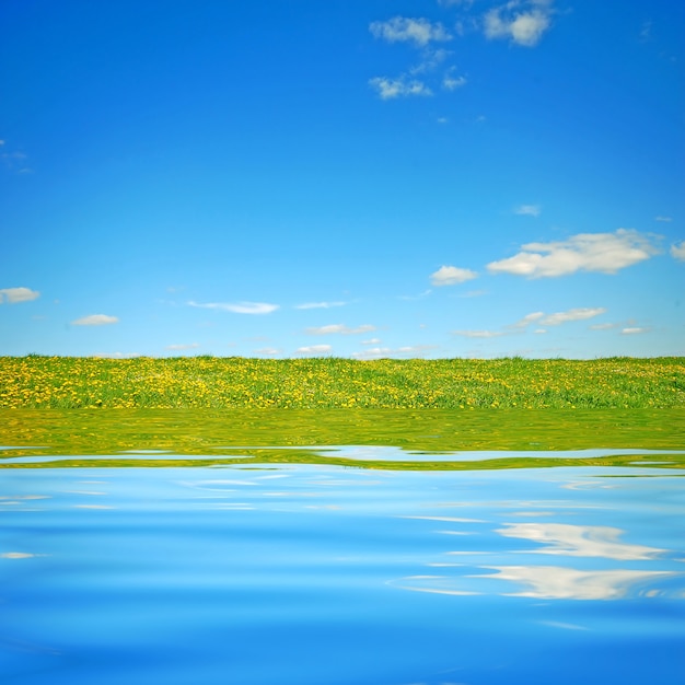 O campo visto a partir de um lago