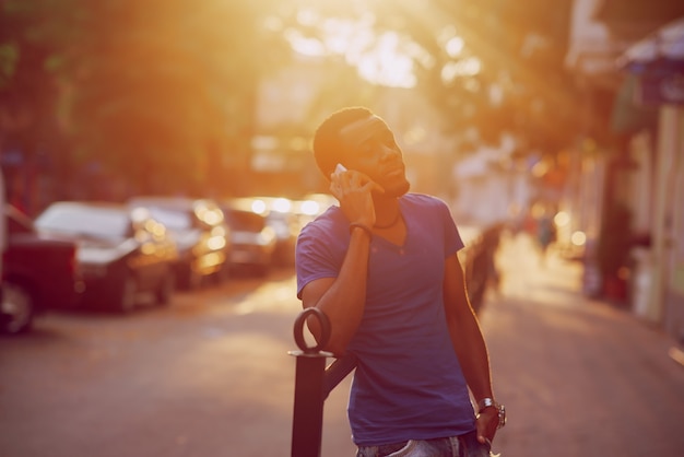 Foto grátis o cara com o telefone