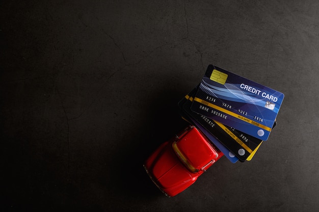 Foto grátis o cartão de crédito no modelo de recebimento vermelho no piso preto