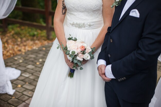 O casal apaixonado está na cerimônia de casamento