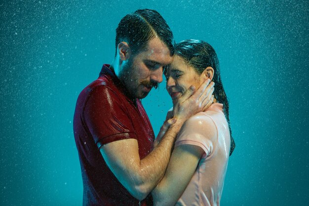 O casal apaixonado na chuva