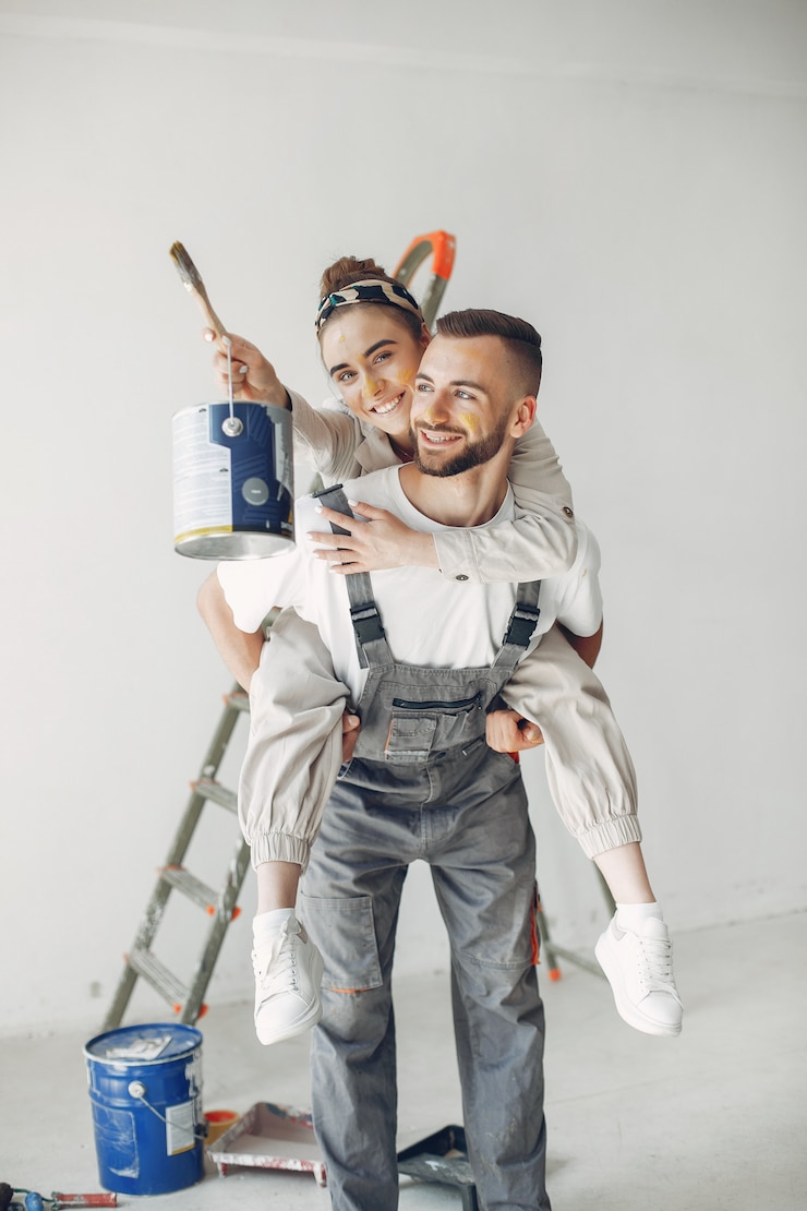 Foto grátis o casal jovem e bonito repara o quarto