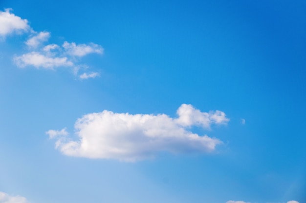 Foto grátis o céu azul bonito