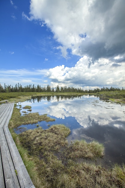 o céu com nuvens escuras refletidas no lago Ribnica na Eslovênia