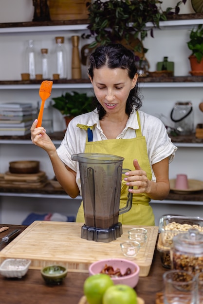 O chef mistura leite de amêndoa, cacau e sementes baratas