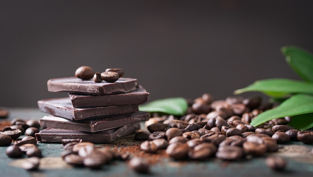 Foto grátis o chocolate escuro com grãos de café