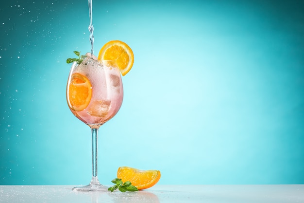 O cocktail exótico rosa e frutas em azul