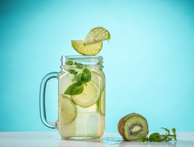 Foto grátis o cocktail exótico rosa e frutas em azul