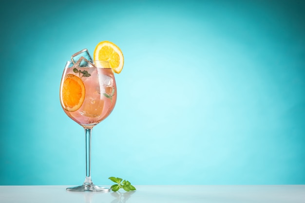 O cocktail exótico rosa e frutas em azul