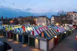 Foto grátis o colorido mercado de norwich e o famoso castelo ao entardecer em norfolk, inglaterra, reino unido