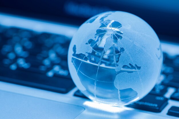 O conceito de negócio do mundo do vidro em um laptop