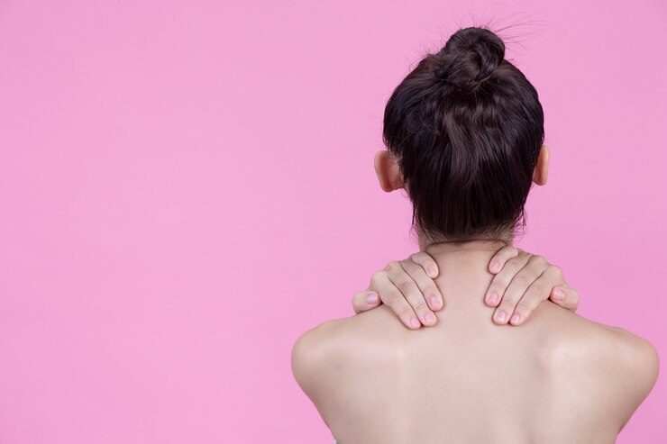 Foto grátis o corpo da moça bonita na parede cor-de-rosa, imagem nu.