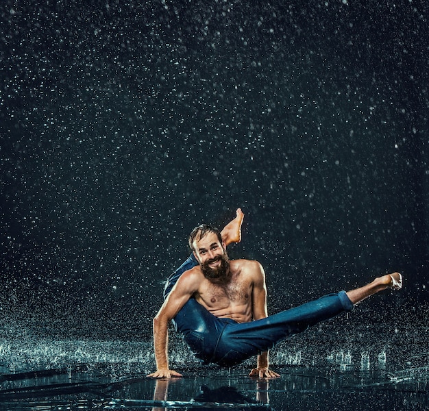 O dançarino de break masculino na água.