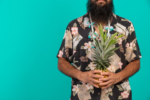 O de um turista masculino com uma barba longa, usando um chapéu e segurando o efeito em um azul.