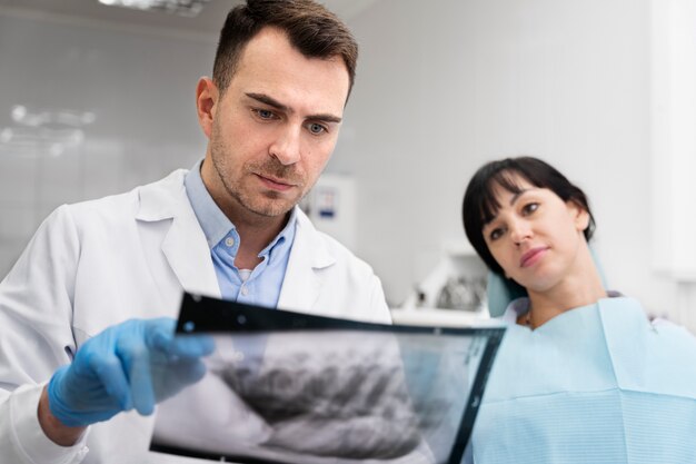 O dentista a fazer um exame ao paciente.