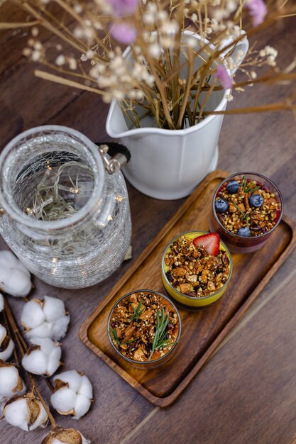 O doce colorido do café da manhã saudável deserta alguns pudins de chia diferentes em potes de vidro na mesa de madeira na cozinha em casa.