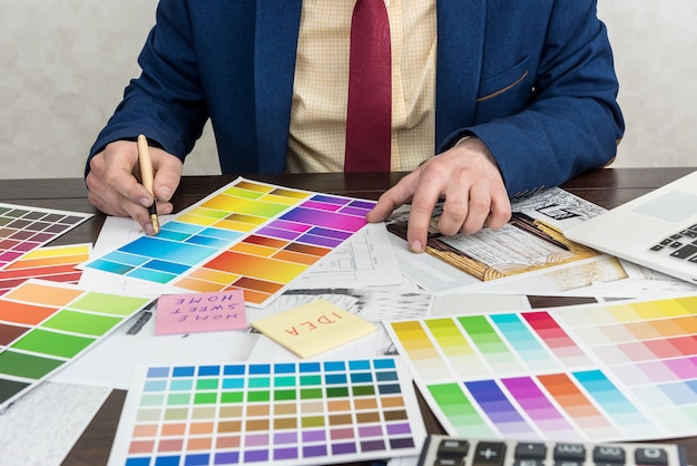 O empresário escolhe a cor de seu apartamento moderno após a reforma. desenho de casa com paleta de cores
