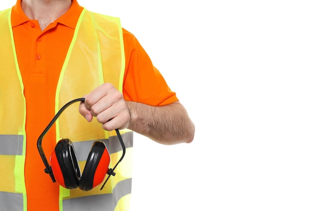 Foto grátis o engenheiro civil mantém protetores de ouvido isolados no fundo branco