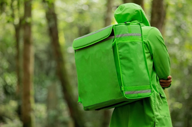 Foto grátis o entregador de comida corre pela floresta