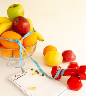 O esporte e a aptidão complementam a ciência vs frutas naturais, caderno. conceito de estilo de vida saudável. plano alimentar