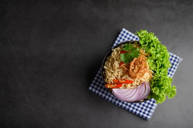 Foto grátis o estilo ainda vida com macarrão na tigela.