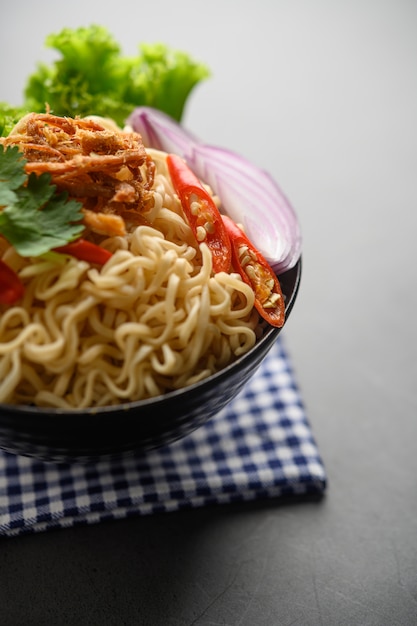 Foto grátis o estilo ainda vida com macarrão na tigela.