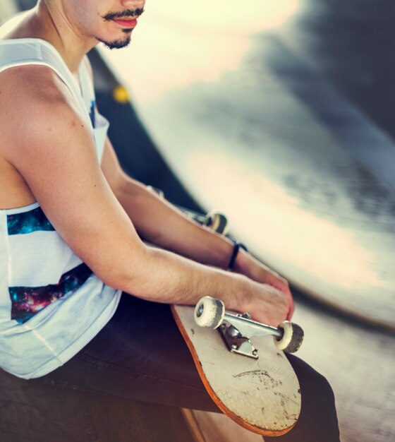 O estilo de vida do skater do homem relaxa o conceito do moderno