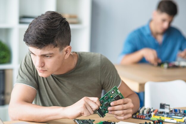 O estudante que conserta equipamento de hardware de computador