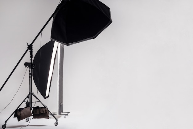 O estúdio fotográfico com configuração de luz inclui softbox octógono na caixa suave da faixa de boom e refletor na luz
