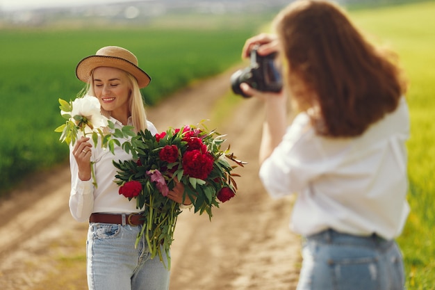 O fotógrafo faz um photoshoot para a mulher