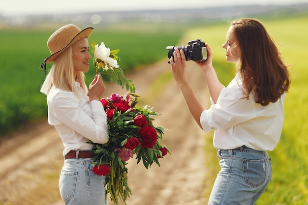 O fotógrafo faz um photoshoot para a mulher