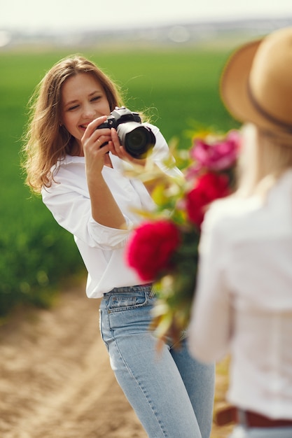 Foto grátis o fotógrafo faz um photoshoot para a mulher