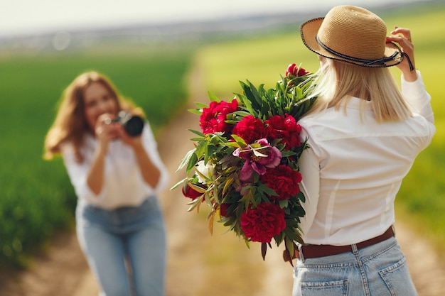 O fotógrafo faz um photoshoot para a mulher