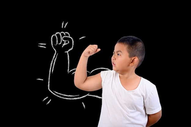 Foto grátis o garoto mostrou sua força muscular.