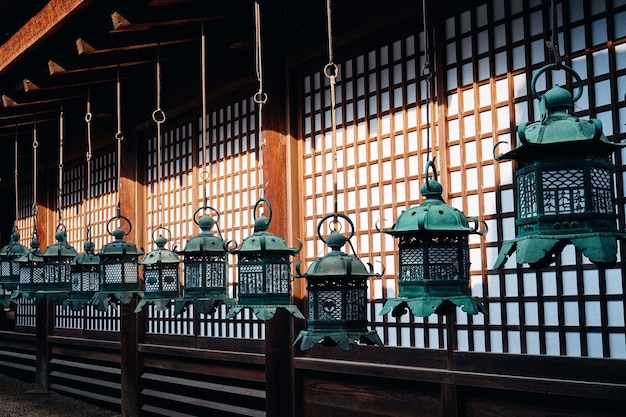 O Grande Santuário Kasuga sob a luz do sol durante o dia no Japão