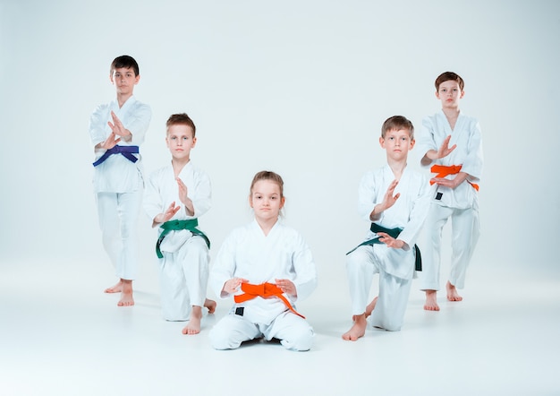 Foto grátis o grupo de meninos e meninas brigando no treinamento de aikido na escola de artes marciais. estilo de vida saudável e conceito de esportes