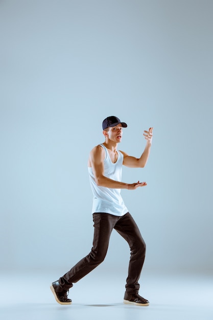 Foto grátis o homem dançando coreografia de hip hop