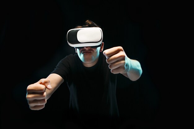 O homem de óculos de realidade virtual. Conceito de tecnologia do futuro.