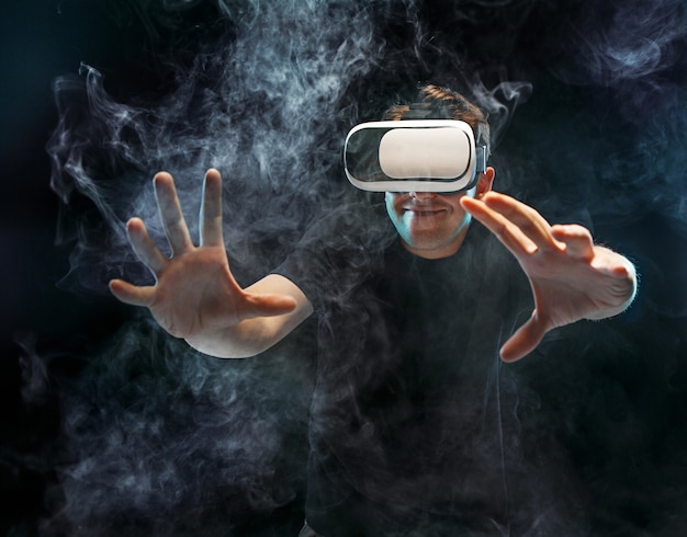 Foto grátis o homem de óculos de realidade virtual