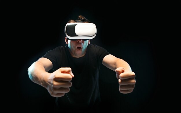 O homem de óculos de realidade virtual.