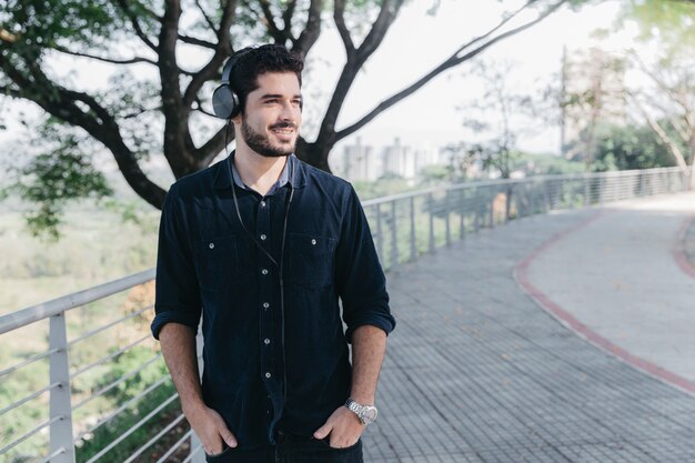 O homem do conteúdo que gosta de música nos fones de ouvido